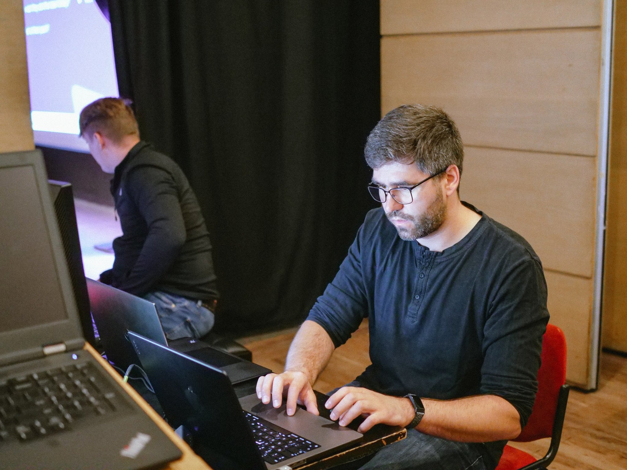 Piter przy laptopie podczas konferencji