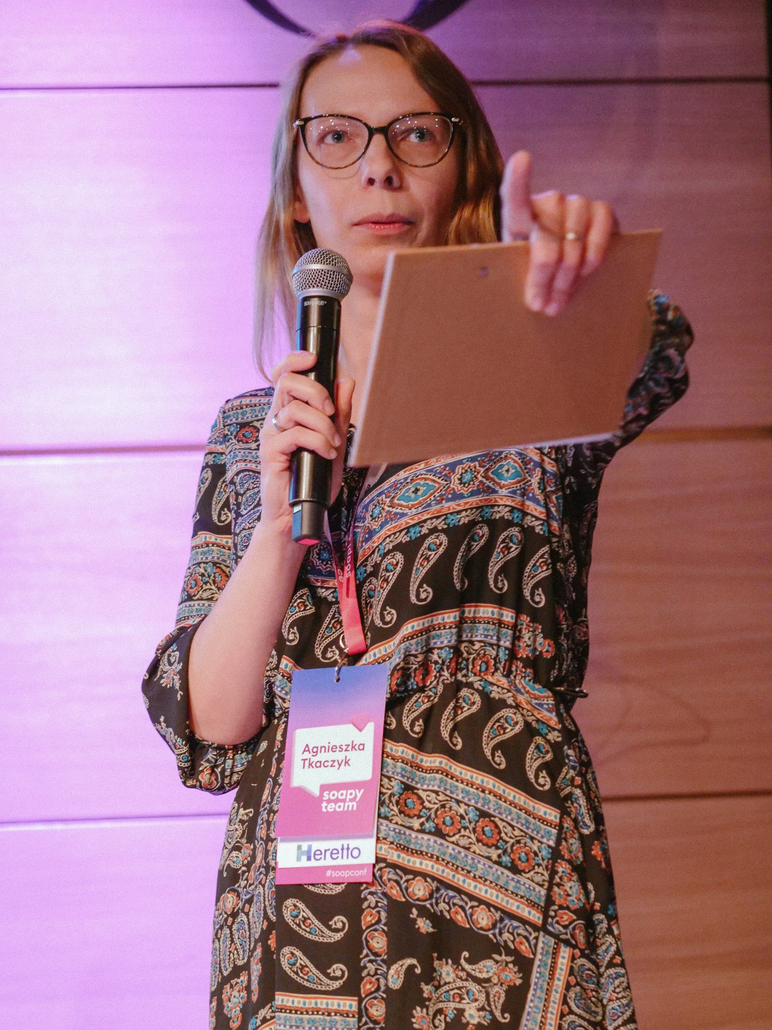 Agnieszka Tkaczyk z mikrofonem pełni rolę konferansjerki.
