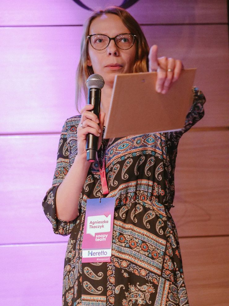 Agnieszka Tkaczyk z mikrofonem pełni rolę konferansjerki.