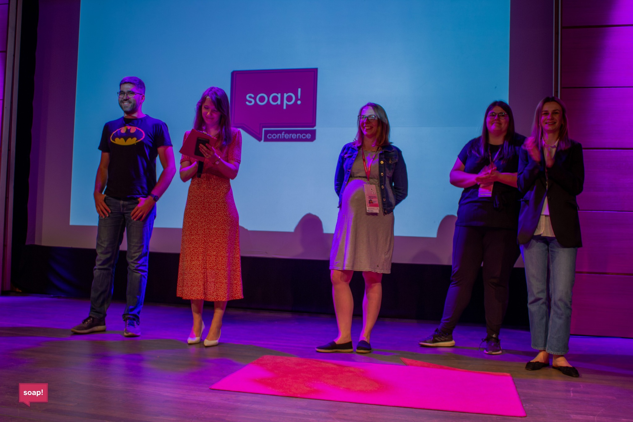 Ekipa "Soapy Crew" stoi na scenie na zakończenie konferencji.