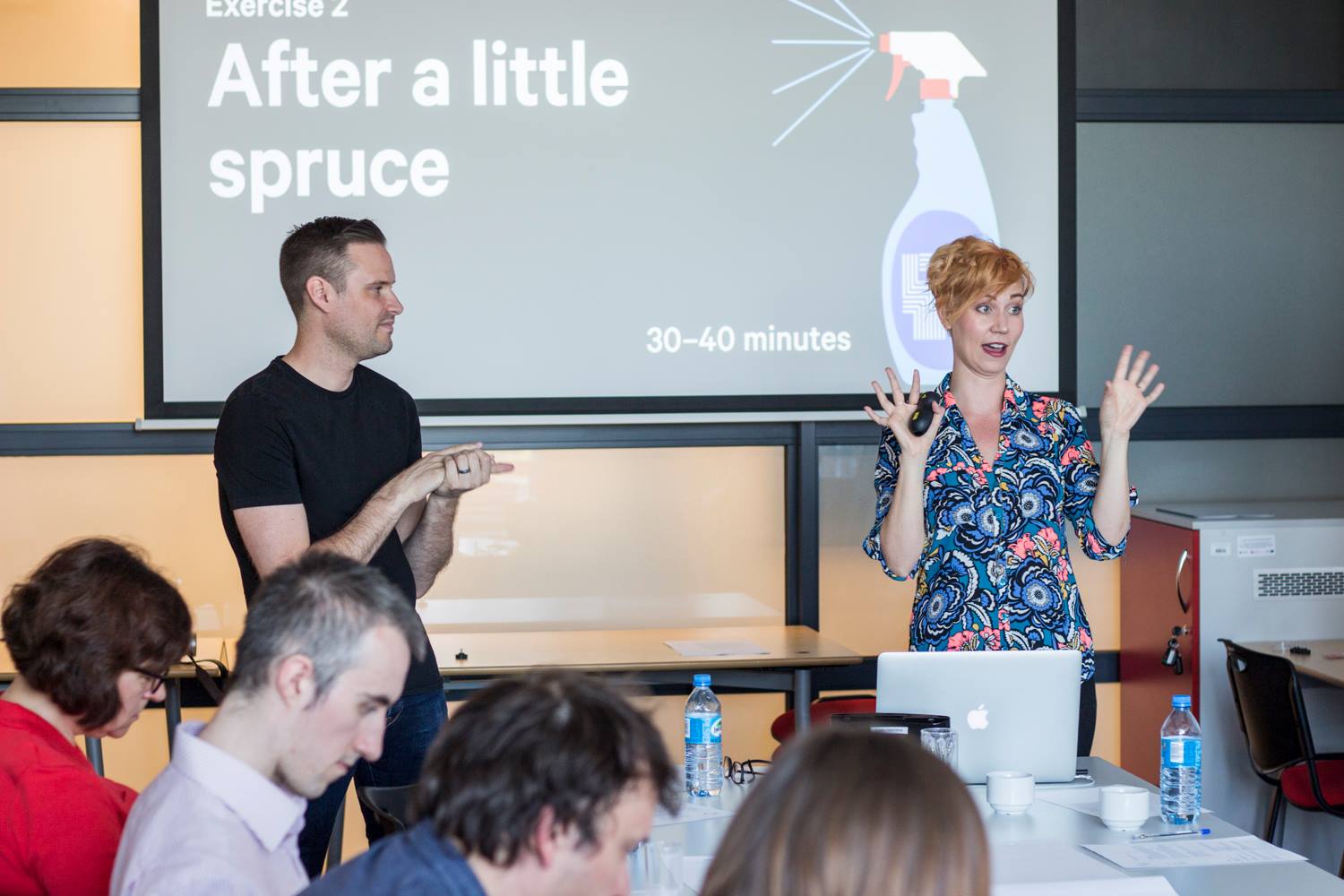 Edu Summit, Rachel Ody stoi na tle wyświetlonej prezentacji, wokół siedzą uczestnicy przy ławkach.