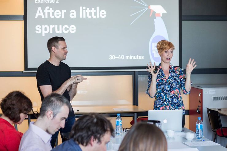 Edu Summit, Rachel Ody stoi na tle wyświetlonej prezentacji, wokół siedzą uczestnicy przy ławkach.