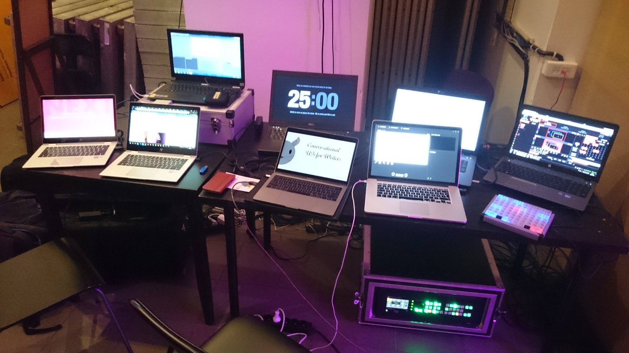 Wiele laptopów potrzebnych podczas konferencji