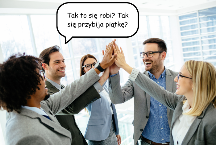 Zespół przybiją grupowo piątkę, wszystko wygląda dosyć niezręcznie. Jeden z uczestników mówi "Tak to się robi? Tak się przybija piątkę?