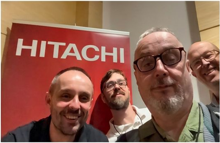 Uczestnicy Cake Conf przy stanowisku Hitachi Energy.